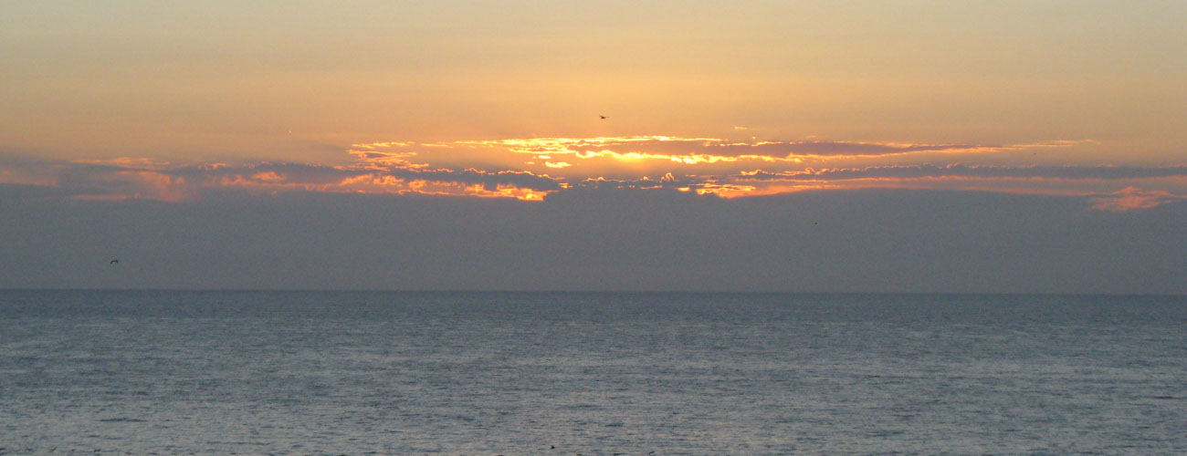 Atardecer sobre el mar en la bahía de Quintero
